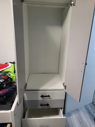 Armario gris y blanco con cajones