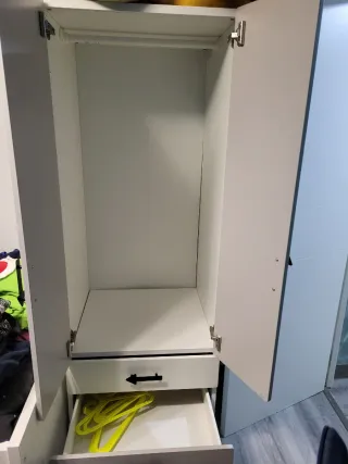 Armario gris y blanco con cajones