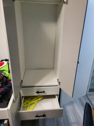 Armario gris y blanco con cajones