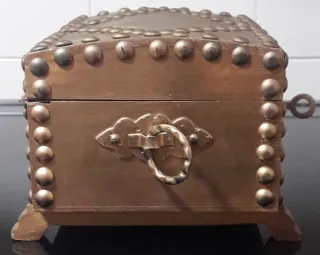 Antiguo joyero con llave y asas