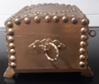 Antiguo joyero con llave y asas