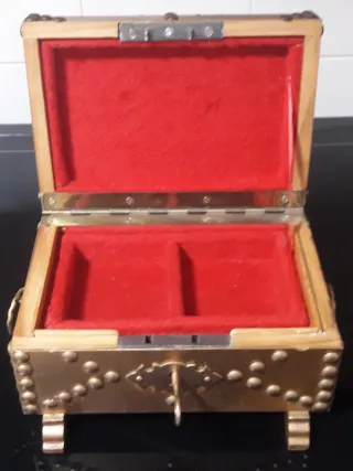 Antiguo joyero con llave y asas