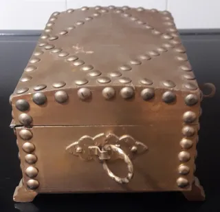 Antiguo joyero con llave y asas