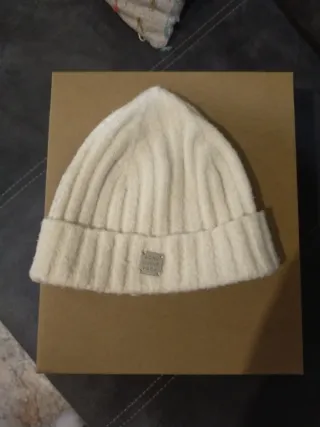 Gorro de lana los vendo juntos o separados.