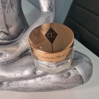 Crema Charlotte Tilbury  Magic Tapa Dorada