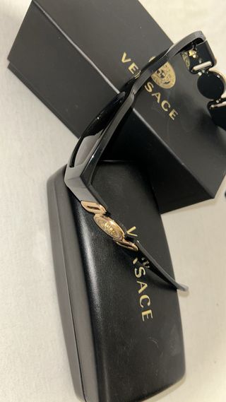 Gafas de sol Versace negras y doradas