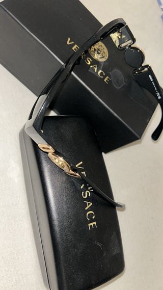 Gafas de sol Versace negras y doradas