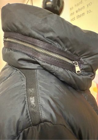 Plumífero Geox negro con cinturón