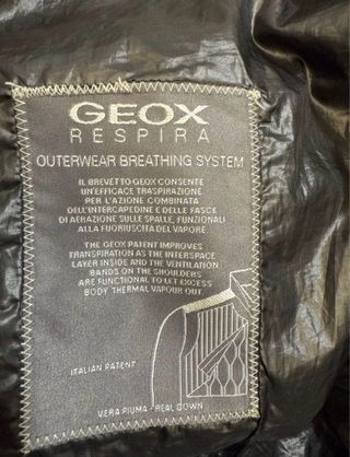 Plumífero Geox negro con cinturón