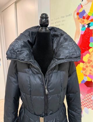 Plumífero Geox negro con cinturón