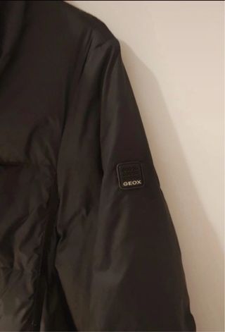 Plumífero Geox negro con cinturón