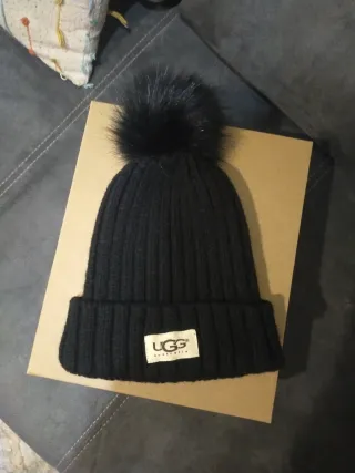 Gorro UGG Negro con pompón de quita y pon.