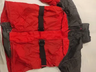 Cortavientos moto rojo y negro