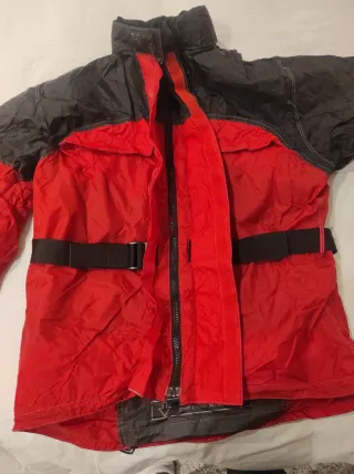 Cortavientos moto rojo y negro