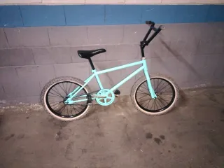 Bicicleta BMX color azul claro