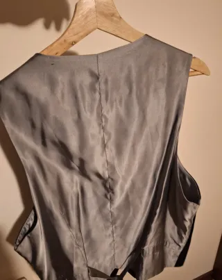 Chaleco de traje gris y negro