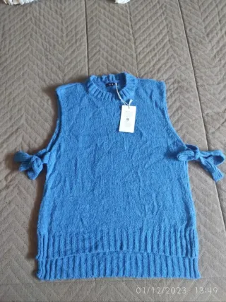 Chaleco azul con lazos