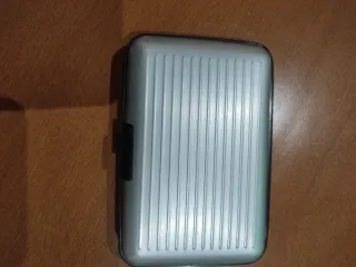 Tarjetero plateado con cierre