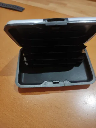 Tarjetero plateado con cierre