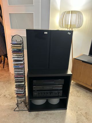 Minicadena con altavoces y mueble