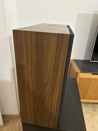 Minicadena con altavoces y mueble