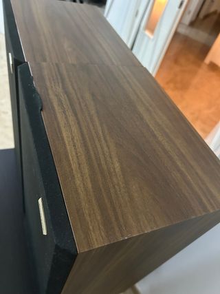 Minicadena con altavoces y mueble