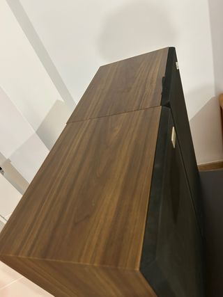 Minicadena con altavoces y mueble