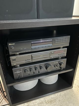 Minicadena con altavoces y mueble