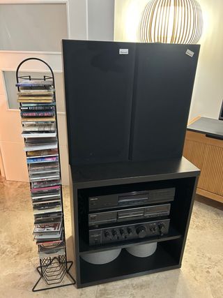 Minicadena con altavoces y mueble