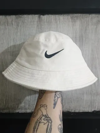 Cappello bucket Nike bianco