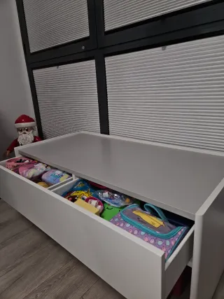 Mesa de juego infantil con almacenaje