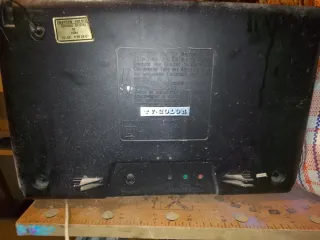 Televisor Antiguo Beige y Negro