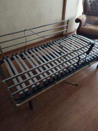 Cama articulada metálica y de madera