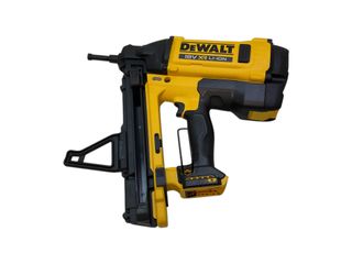 clavadora dewalt dgn845d1