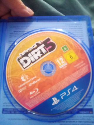 PS4 Slim 1TB + 3 mandos + 2 micrófonos de karaoke.