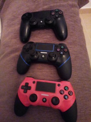 PS4 Slim 1TB + 3 mandos + 2 micrófonos de karaoke.