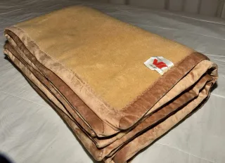 Manta de cama suave beige y tostado