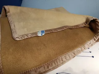 Manta de cama suave beige y tostado