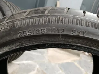 Neumático 255/35 R19 96Y dercha