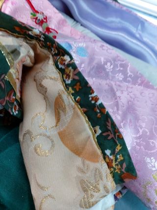 Hana. Bambola di porcellana seduta su cuscino. Abito giapponese, Kimono.