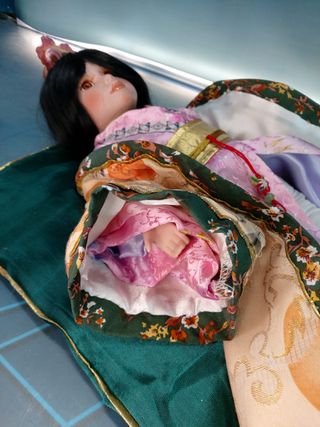 Hana. Bambola di porcellana seduta su cuscino. Abito giapponese, Kimono.