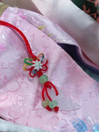 Hana. Bambola di porcellana seduta su cuscino. Abito giapponese, Kimono.