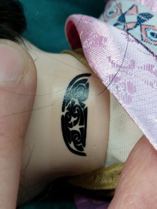 Hana. Bambola di porcellana seduta su cuscino. Abito giapponese, Kimono.