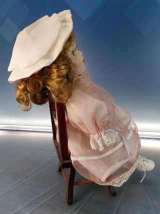 Diane. Bambola seduta in porcellana. Stile del sud.