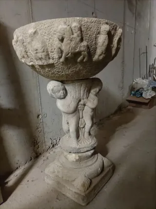 Fuente de piedra con figuras