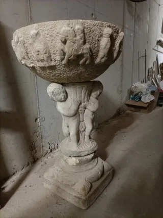 Fuente de piedra con figuras