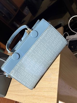 Bolso de mano azul con logo