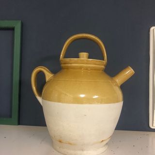 Botijo antiguo de cerámica