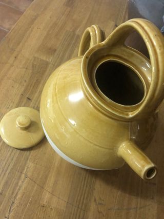 Botijo antiguo de cerámica