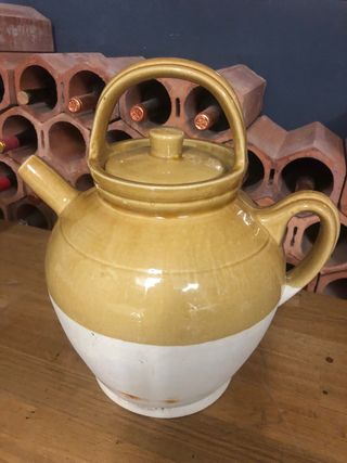 Botijo antiguo de cerámica